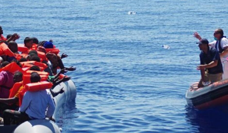 Guarda costeira italiana resgata imigrantes no Mediterrâneo 