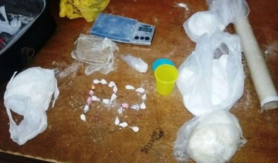 A droga estava escondida em uma mala pequena dentro da casa do suspeito
