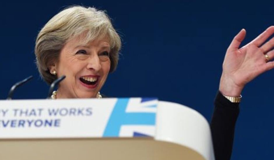comitê especial quer que a primeira-ministra  Theresa May proteja os direitos de 3,2 milhões de cidadãos de países da União Europeia (UE) que vivem na Grã-Bretanha