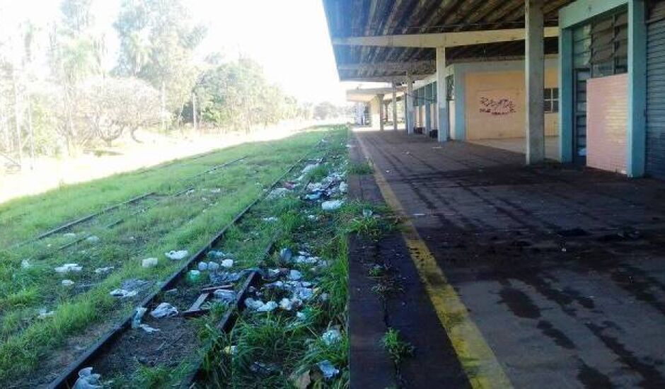 Prédio da antiga Estação Ferroviária de Três Lagoas está abandonado 