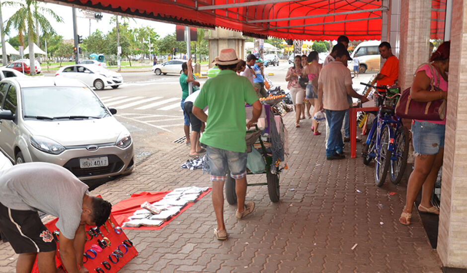 Calçadas estão tomadas por produtos comercializados pelos vendedores ambulantes 
