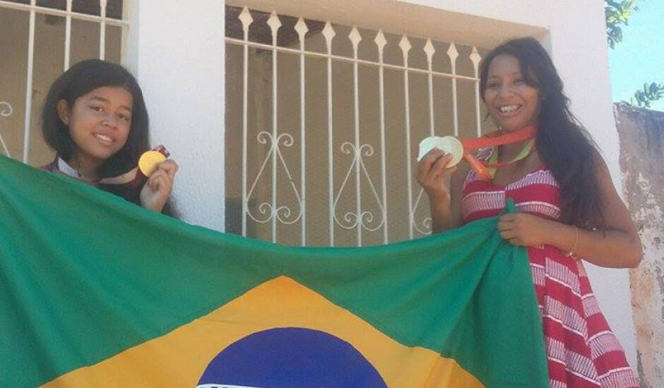 Silvânia Costa e a filha Letícia, de 11 anos, que mostra que o atletismo no sangue da família
