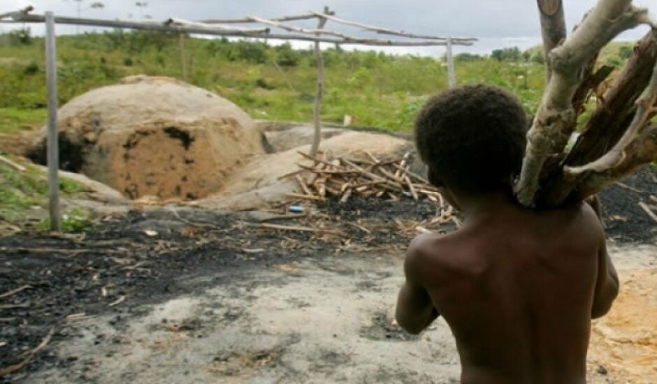 No Brasil, são mais de 2,6 milhões de crianças e adolescentes em situação de trabalho infantil