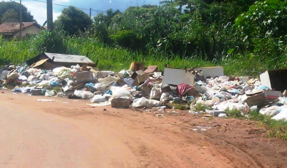 Lixo jogado em terreno no bairro Vila Piloto 
