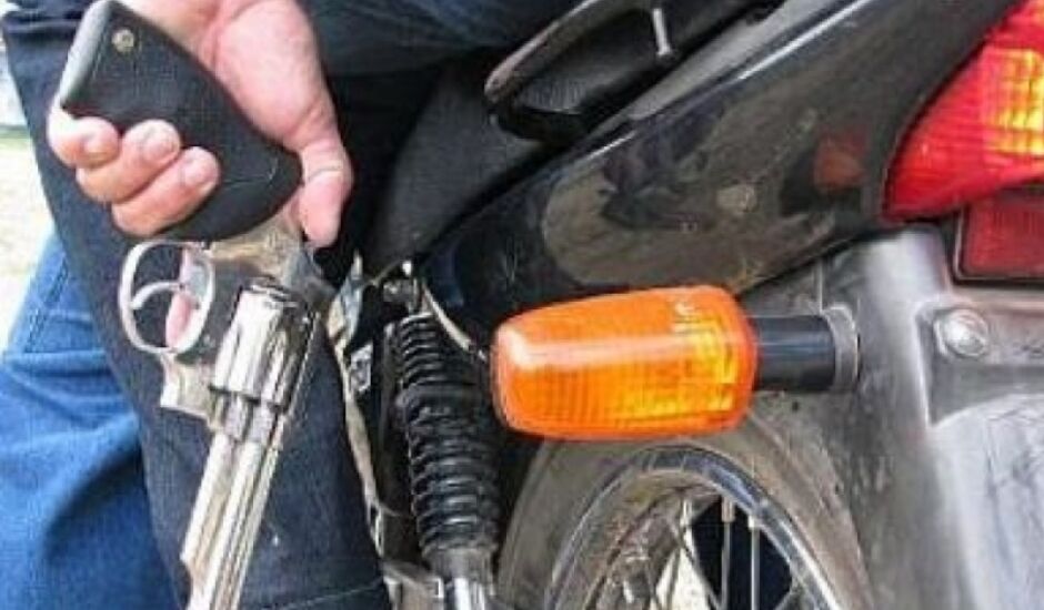 Bandidos usam moto sem placa para assaltar