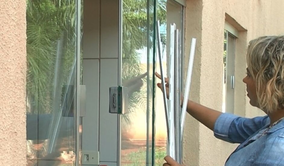 Criminosos arrombaram o alambrado e retiraram a armação da janela da cozinha