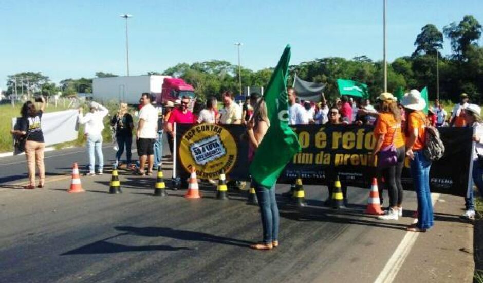 Trabalhadores de diversos segmentos interditam rodovia BR-262, em Três Lagoas 