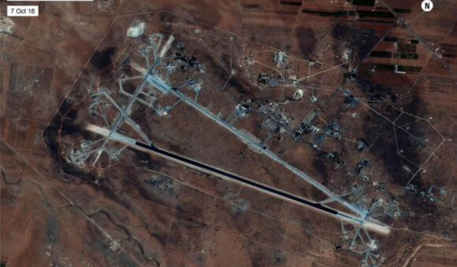 Foto divulgada pelo Departamento de Defesa dos Estados Unidos mostra base aérea de al-Shayrat, próximo a Homs, na Síria, que foi alvo de mísseis norte-americanos