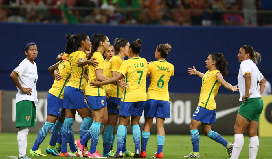 Francielle, Cristiane, Marta, Bruna Benites, Moron (contra) e Thaisa marcaram para o Brasil