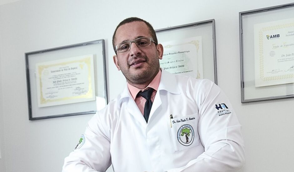 Médico João Paulo Freitas de Almeida, especializado em ortopedia, traumatologia e medicina esportiva
