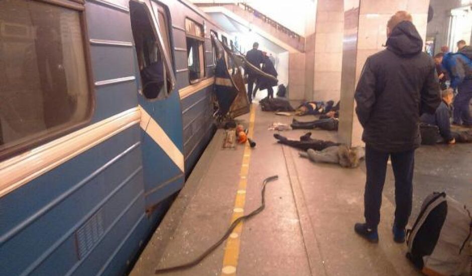 Imagem de divulgação do megapolisonline.ru mostra vítimas em uma estação de metrô em São Petersburgo, na Rússia, logo após a explosão  de