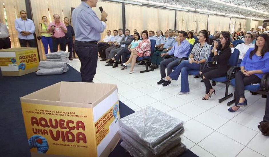 Governador Reinaldo Azambuja lança campanha do agasalho com servidores