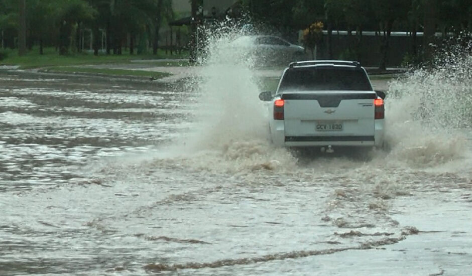 Chuva que caiu durante a semana deixou alguns bairros de Três Lagoas praticamente alagados