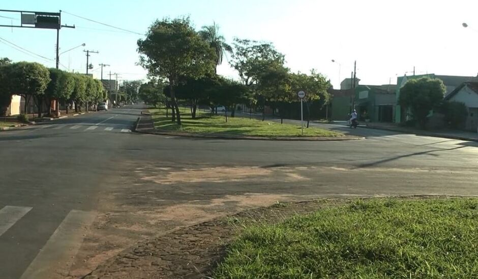 Avenida Eloy Chaves, no bairro Vila Nova, em Três Lagoas, sem fluxo de veículos no feriado de sexta (14)