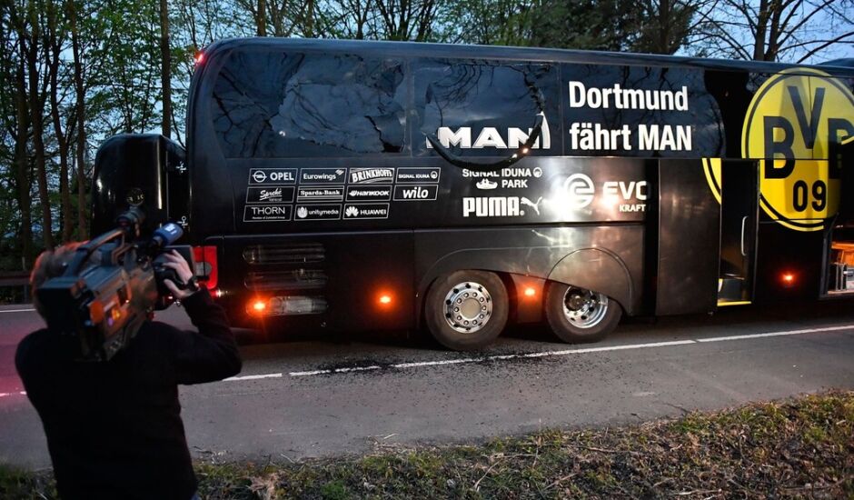 Ônibus do Borussia Dortmund danificado após explosão na terça-feira (11)