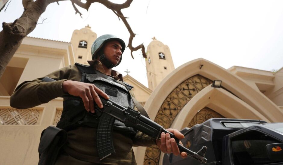 Policial armado faz segurança de igreja alvo de explosão no domingo (9) en Tanta, no Egito
