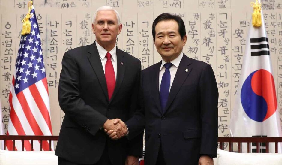 O vice-presidente dos EUA, Mike Pence, posa ao lado do porta-voz da Assembleia sul-coreana Chung Sye-kyun