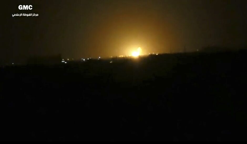 Imagem retirada de vídeo do grupo Ghouta Media Center, contrário ao governo sírio, mostra explosão desta quinta-feira (27) perto do Aeroporto Internacional de Damasco