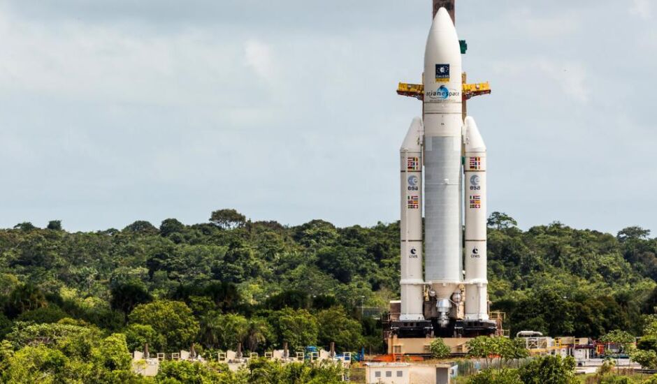 O acesso ao centro espacial de Kourou, de onde é lançado o foguete Ariane com o satélite brasileiro, continua bloqueada