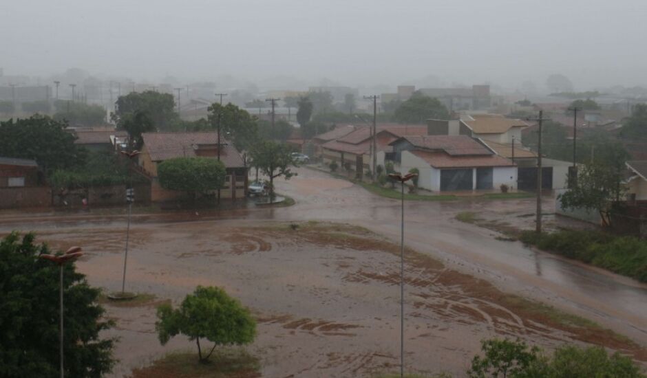 A chuva que caiu nesta segunda-feira (10), em Três Lagoas,alagou alguns bairros