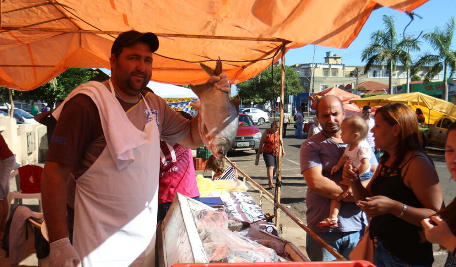Feira do Peixe comercializou mais de oito mil quilos de pescado na quinta-feira (13).