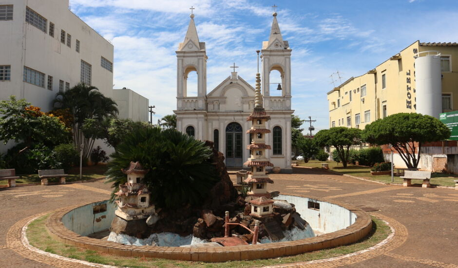 Igreja de Santo Antônio, localizada no Centro de Três Lagoas, foi construida pela colônia portuguesa em 1914 e declarada monumento público em 1931.