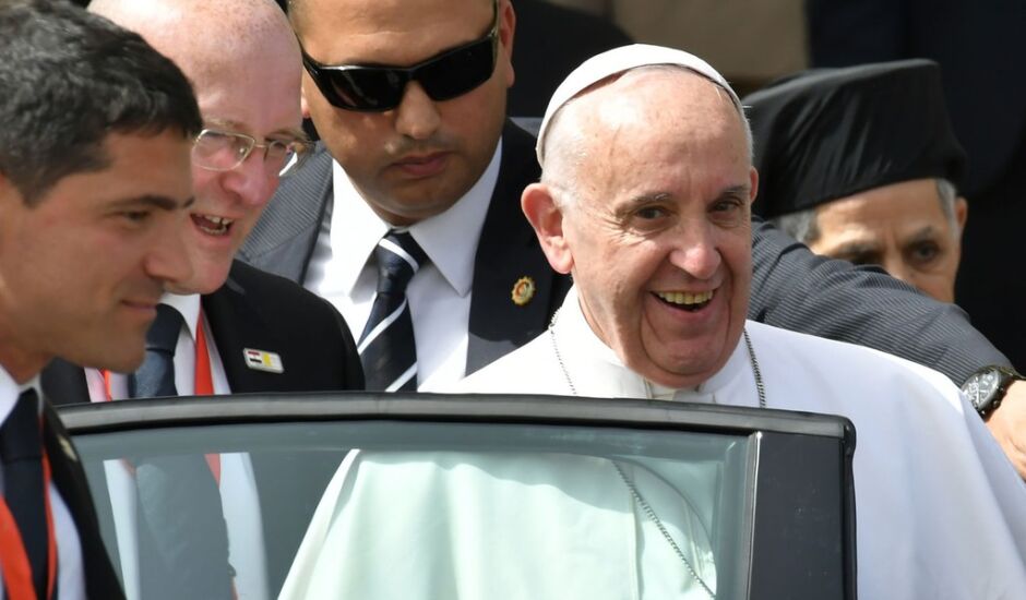 O papa Francisco deixa o aeroporto do Cairo após sua chegada para visita ao Egito