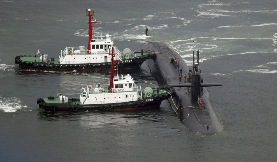 Submarino USS Michigan é reabastecido nesta terça-feira (25) no porto de Busan, na Coreia do Sul