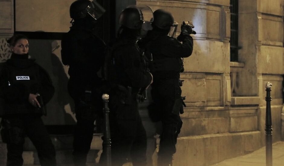 Rua perto da avenida Champs Elysees, em Paris, tem ação policial após tiroteio na noite desta quinta-feira (20)