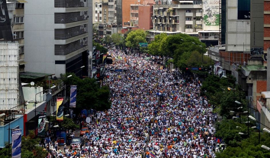 Manifestantes em oposição ao governo participam de protesto em Caracas, na Venezuela, na quinta (20)