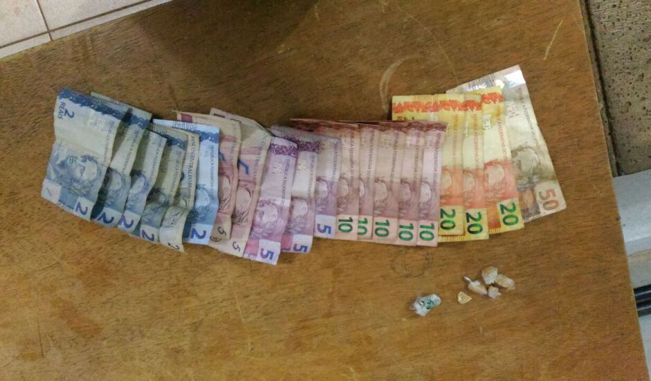 Dupla foi presa com cinco pedras de crack, uma 'trouxinha' de maconha e R$ 197