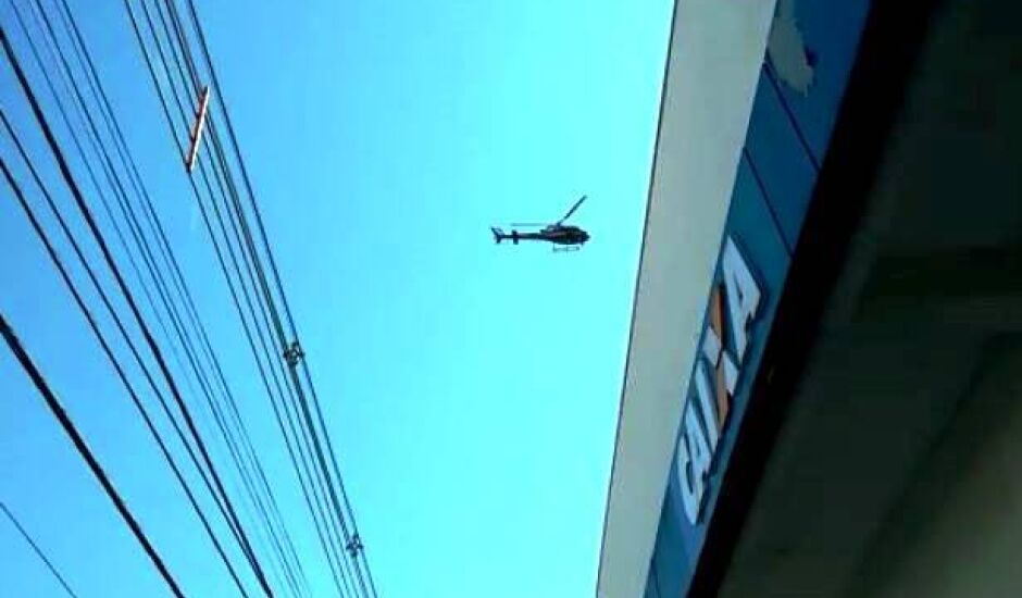 Helicóptero da Polícia Militar está em Paranaíba para auxiliar nas buscas aos autores da explosão nos caixas eletrônicos
