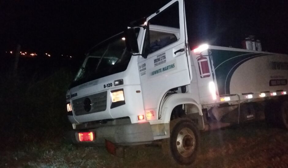 O caminhão foi abandonado depois de ato lar em uma estrada de terra