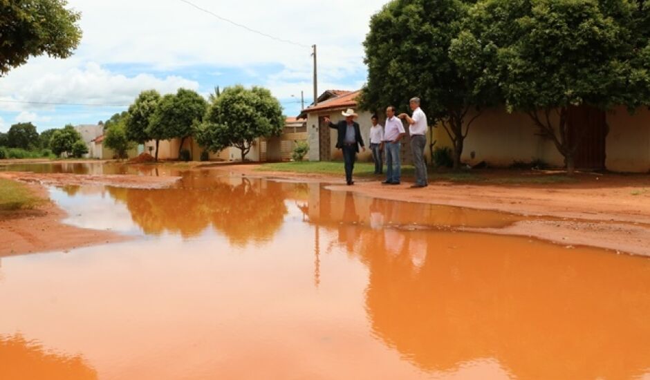 Prefeito em visita ao bairro Jardim Dourados, onde  prefeitura investe em obras de drenagem