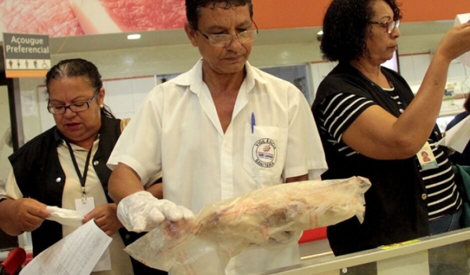 Técnicos apreenderam 15 kg de chester em supermercado de marca investigada em operação da PF