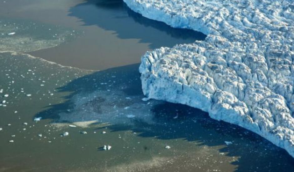 O derretimento de geleiras e a redução das áreas congeladas do mar e as regiões cobertas de neve nos polos provocam alterações climáticas em todo o planeta