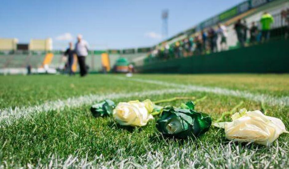 Arena Condá se transformou no ponto de reunião de torcedores, jogadores e parentes das vítimas que prestam homenagem à equipe que morreu no acidente