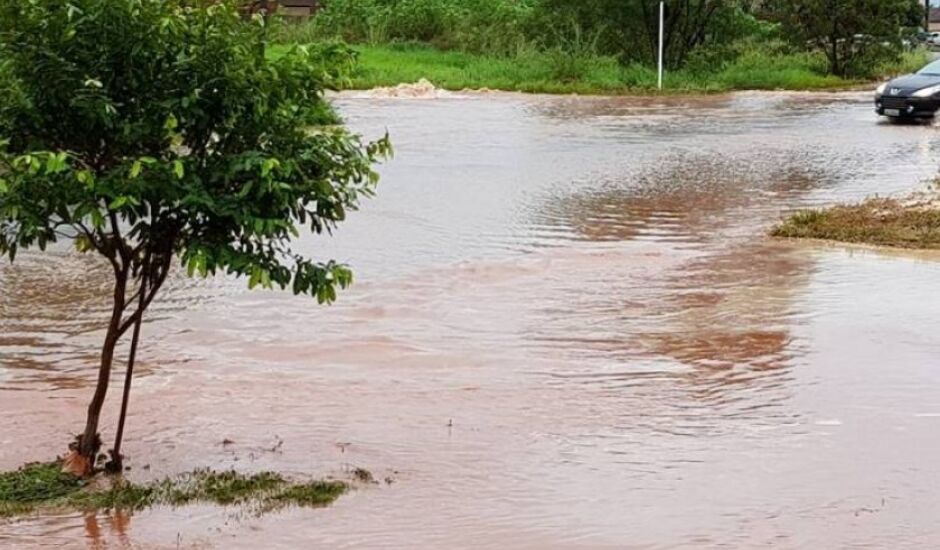 Chuvas deste domingo deixaram moradores de diversos bairros de Três Lagoas “ilhados