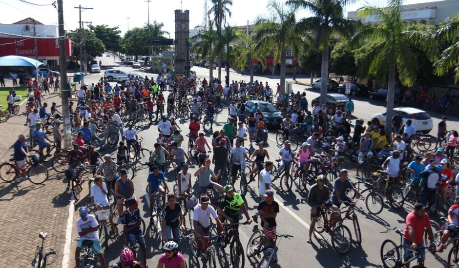 Passeio ciclísmo do Dia do Trabalhador reúne centenas de pessoas na praça Senador  Ramez Tebet, no Centro de Três Lagoas.
