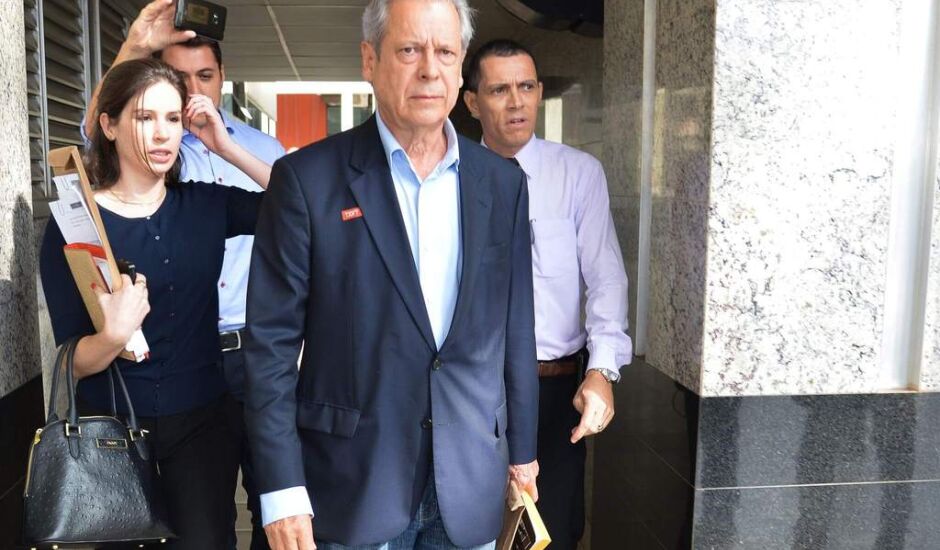 O ex-ministro da Casa Civil, José Dirceu, foi libertado nesta quarta (3) após a determinação de medidas cautelares alternativas pelo juiz Sérgio Moro, como o uso de tornozeleira eletrônica