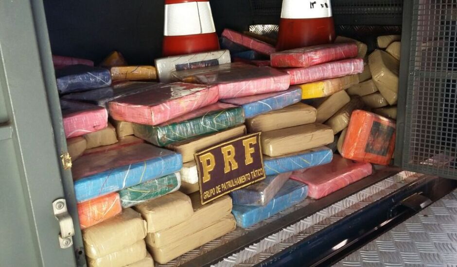 Droga era transportada em carreta carregada de milho, segundo a PRF