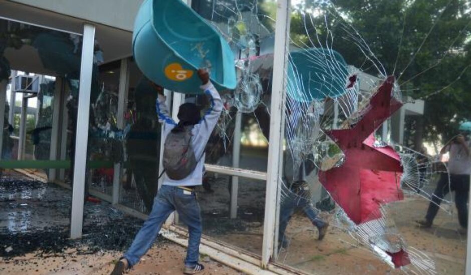 Brasília - Manifestantes quebraram vidros e persianas de vários ministérios ontem, durante protesto contra o governo Temer e as reformas trabalhista e da Previdência