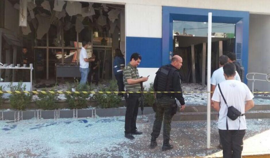 Equipes policiais estão na agência bancária para vasculhar em buisca de explosivos