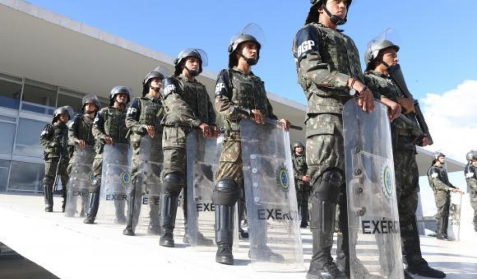 Militares reforçaram segurança no Palácio do Planalto durante manifestação contra governo federal na Esplanada dos Ministérios