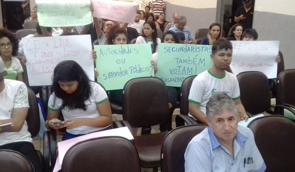Alunos e professores compareceram na Câmara para protestar contra a falta de asfalto na via de acesso ao IFMS