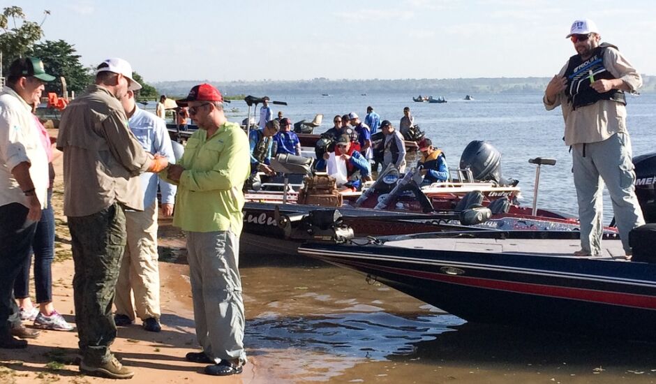 Pescadores vieram de diversas cidades brasileiras e movimentaram a economia local