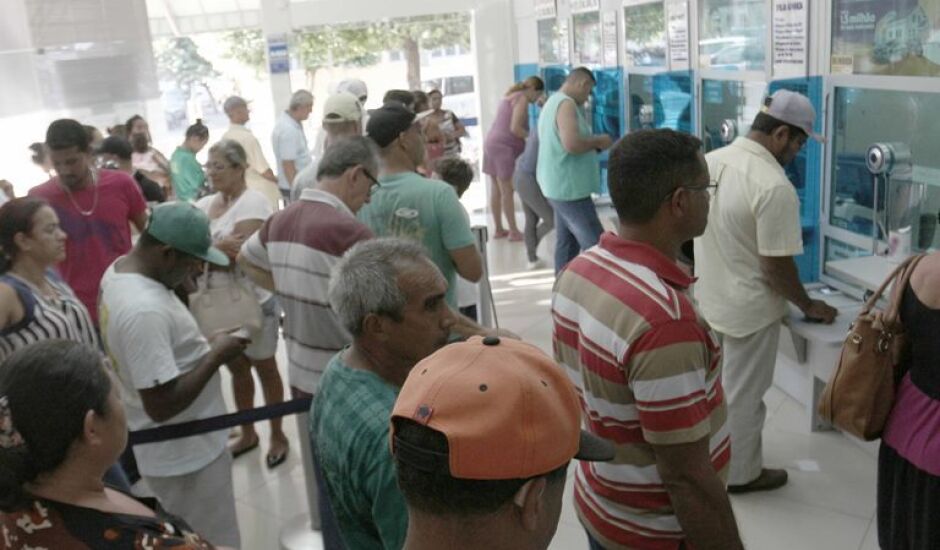 Trabalhadores ficam em enormes filas nas lotéricas, em Três Lagoas