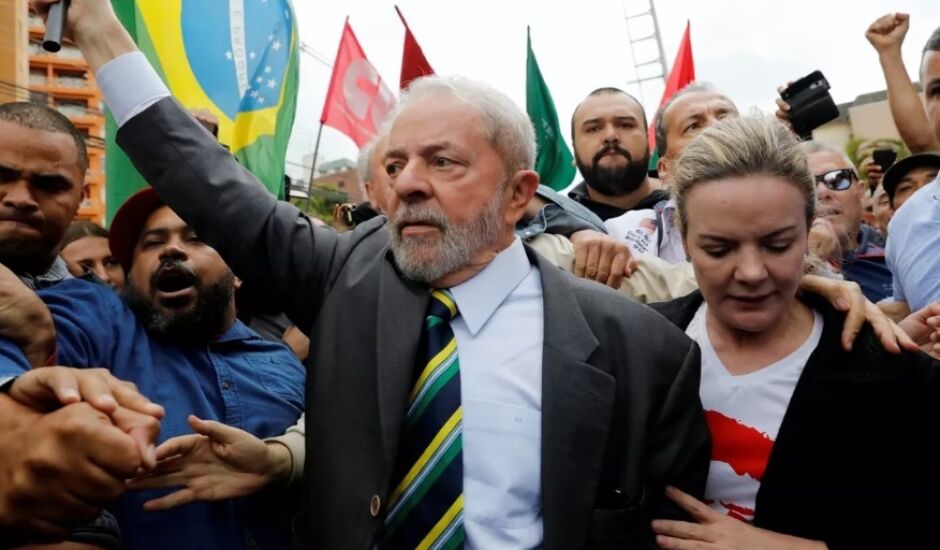 Lula anda entre correligionários após descer do carro e antes de entrar no prédio da Justiça Federal para depor a Moro