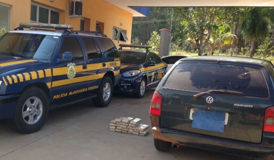 A droga era transportada em uma Volkswagen Parati, com placas de Araçatuba/SP, conduzido por um homem de 31 anos