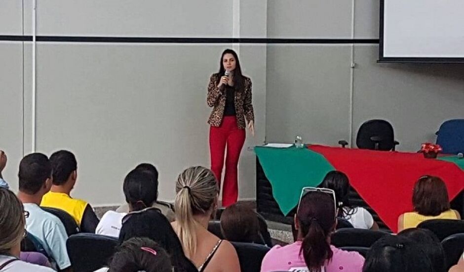 Delegada Eva Maira Cogo orienta agentes de saúde e controle de vetores sobre importância de denunciar casos de abuso e exploração sexual de crianças e adolescentes